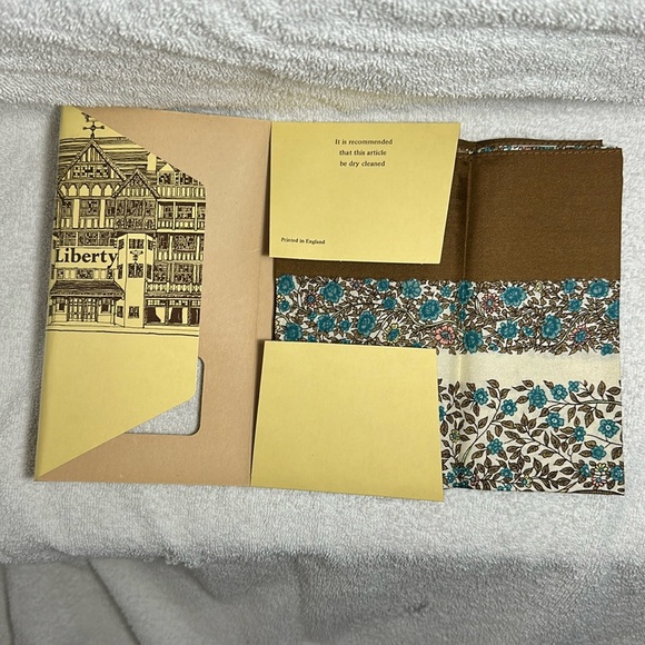 Vintage Liberty of London silk scarf - Picture 6 of 7